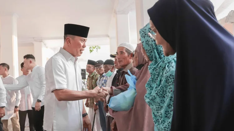 Gubernur Sulawesi Tenggara Bagikan Sembako Bagi Lansia