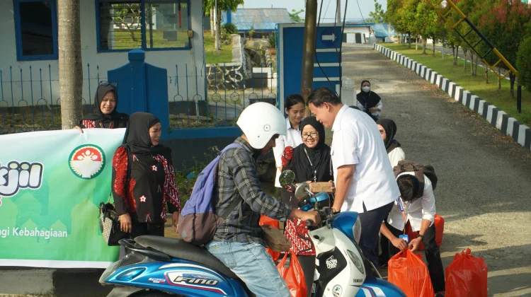 DWP RRI Kendari Bagikan Takjil Gratis