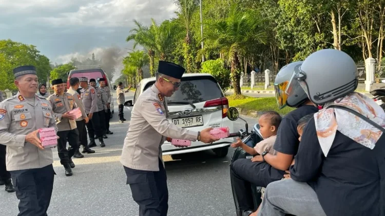 Ditbinmas Polda Sulawesi Tenggara Bagikan Paket Takjil