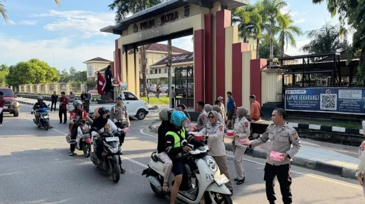 Biddokkes dan Bidkum Polda Sultra Bagikan Takjil