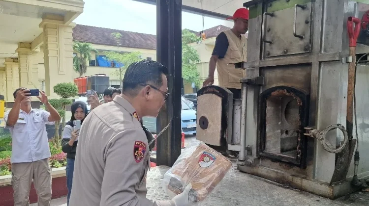 Polda Sulawesi Tenggara Musnahkan Enam Kilogram Sabu