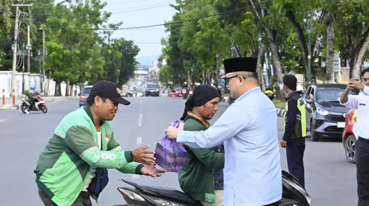 Kemenkum Sultra Tebar Kepedulian lewat Aksi Berbagi Takjil