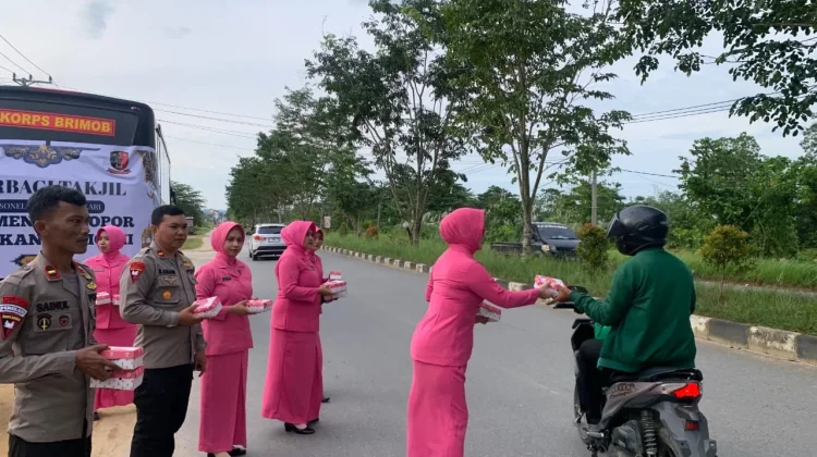 Personil Brimob Resimen II Sultra dan Bhayangkari Berbagi Takjil
