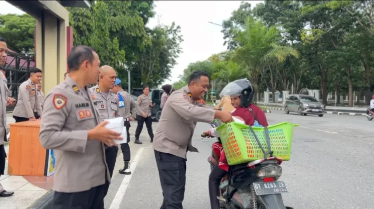 Biro SDM Polda Sultra Bagikan Ratusan Paket Takjil di Masjid Al Amin