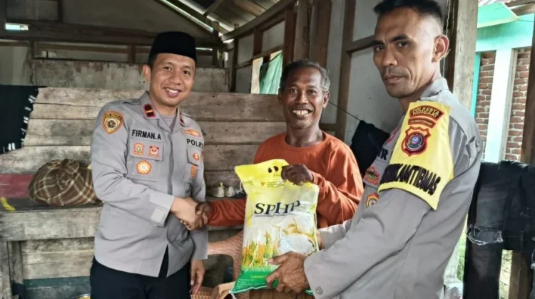 Berkah Ramadan, Polsek Soropia Berbagi Takjil dan Beras kepada Warga