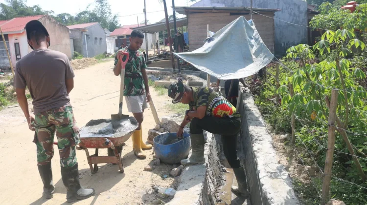 Satgas TMMD 127 Kodim 1417/Kendari Percepat Plasteran Drainase di Anggoeya