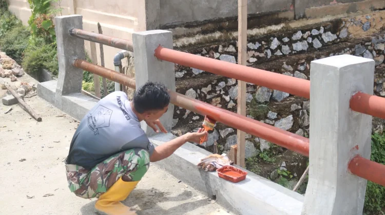 Sentuhan Kuas TNI, Satgas TMMD 127 Percantik Jembatan di Kelurahan Anggoeya