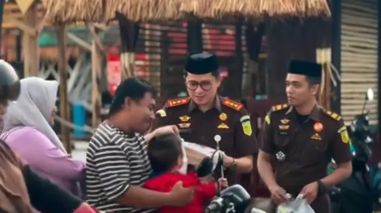 Kejari Wakatobi Berbagi Takjil dan Salurkan Bantuan Sosial di Pesantren
