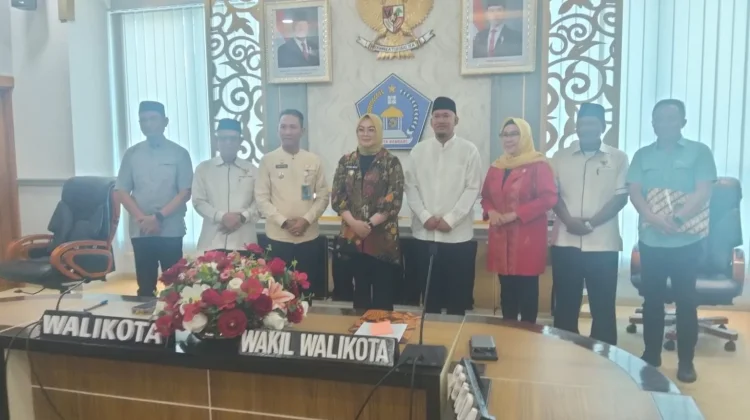 Wali Kota Kendari Siska Karina Imran dan Wakil Serahkan Zakat Fitrah