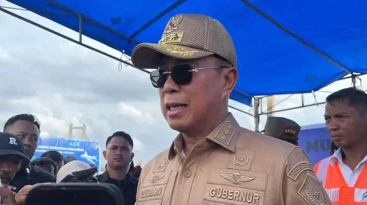 Gubernur Andi Sumangerukka  Salat Idulfitri di Masjid Raya Al Kautsar Kendari