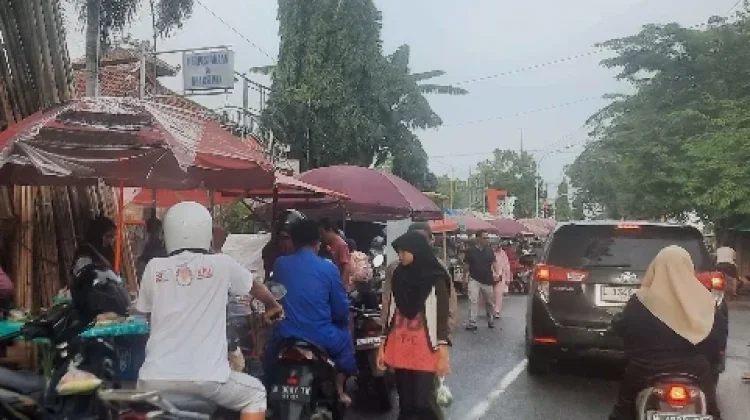 Pedagang Takjil Keluhkan Penjualan Tak Menentu