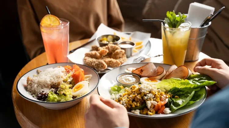 Tips Makan Enak Tetap Sehat saat Lebaran