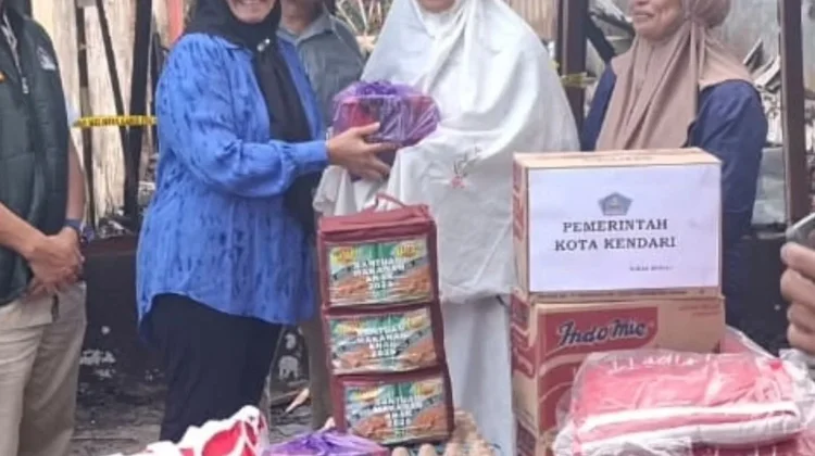 Pemkot Kendari Salurkan Bantuan Korban Kebakaran di Bende