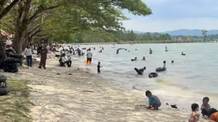 Pantai Nambo Jadi Primadona Wisata dengan Gazebo Gratis