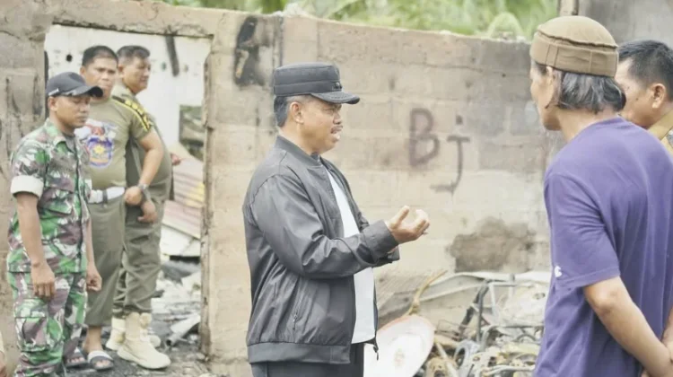 Wakil Bupati Kolaka Utara Tinjau Korban Kebakaran di Desa Tolala