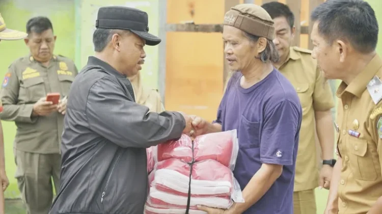 Wakil Bupati Kolaka Utara Serahkan Bantuan untuk Korban Kebakaran di Desa Tolala