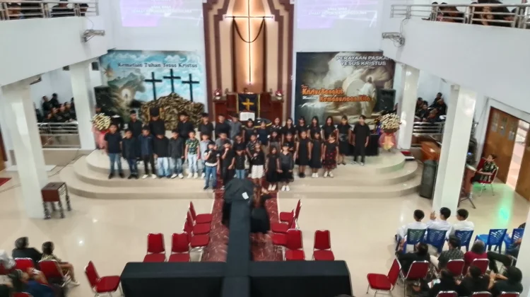 Paduan Suara Sekolah Minggu Mewarnai Ibadah Jumat Agung