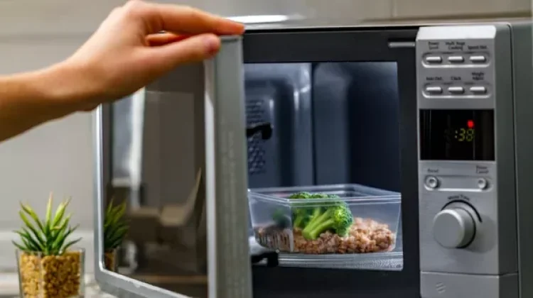 Bahaya Memanaskan Makanan Sisa