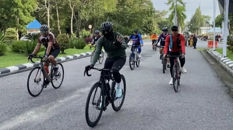 Kebijakan Car Free Day Tiap Kamis, Gubernur Sultra Andi Sumangerukka Bersepeda