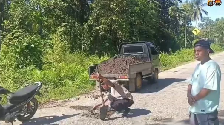Cegah Kecelakaan Lalu Lintas, Personel Polsek Lasalimu Inisiatif Tambal Jalan