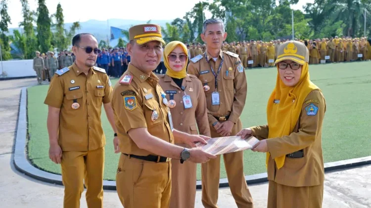 Sekda Kota Kendari Serahkan SK Pelaksana Tugas