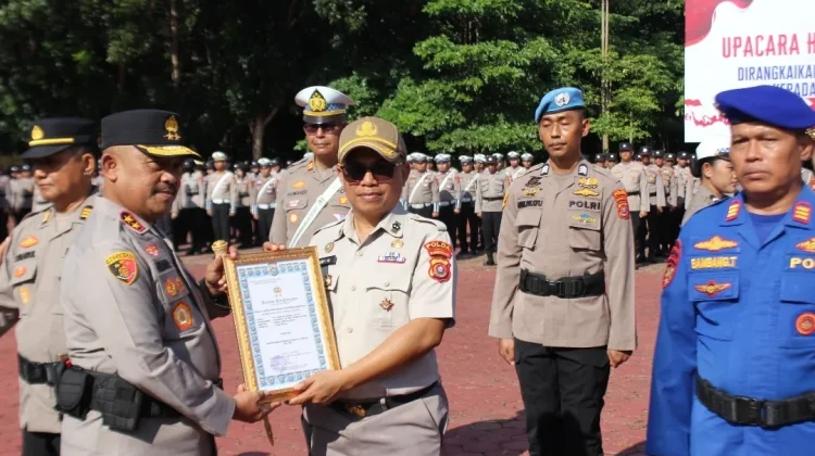 Kapolda Sultra Beri Reward Bagi Personel Berprestasi