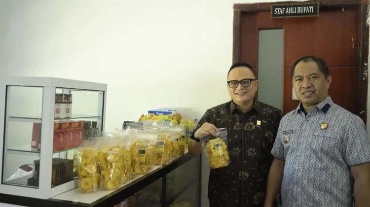 Kakanwil Kemenkum Sultra dan Sekda Kolaka Utara Tinjau Produk Lokal