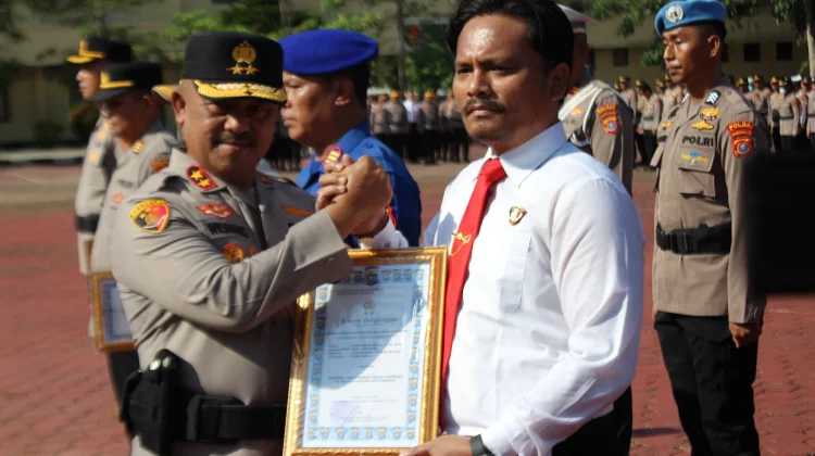 Kapolda Sultra Beri Reward Bagi Personel Berprestasi