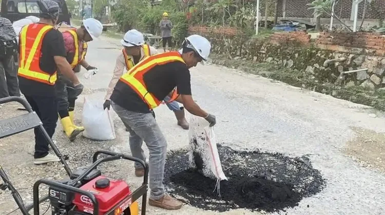 Komunitas Abu Langit Official Kendari Tambal 13 Titik Jalan Berlubang