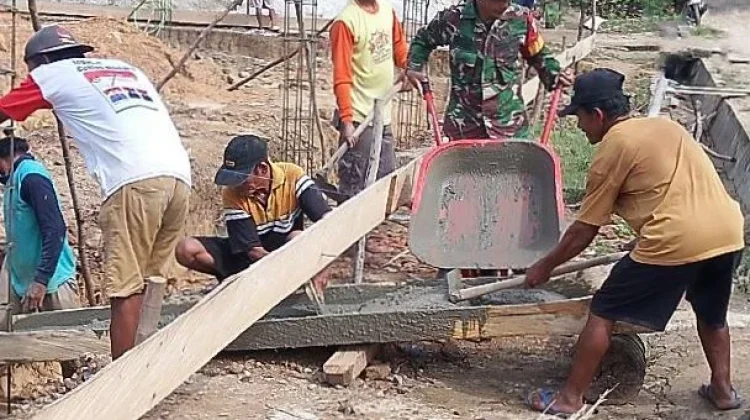 Babinsa Koramil Lainea Bantu Pengecoran Rumah Warga Anduna