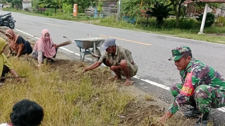Babinsa Koramil Lainea Bersama Warga Bersihkan Jalan Lintas Amolengo