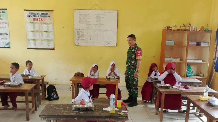 Babinsa Soropia Dampingi Penyaluran Makan Bergizi Gratis Siswa