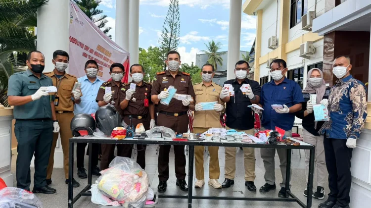 Kejari Kendari Musnahkan Barang Bukti dari 80 Perkara