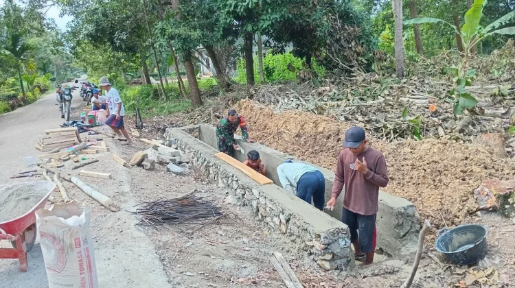 Babinsa Wawotobi Gotong Royong Bangun Drainase Desa Lalonona