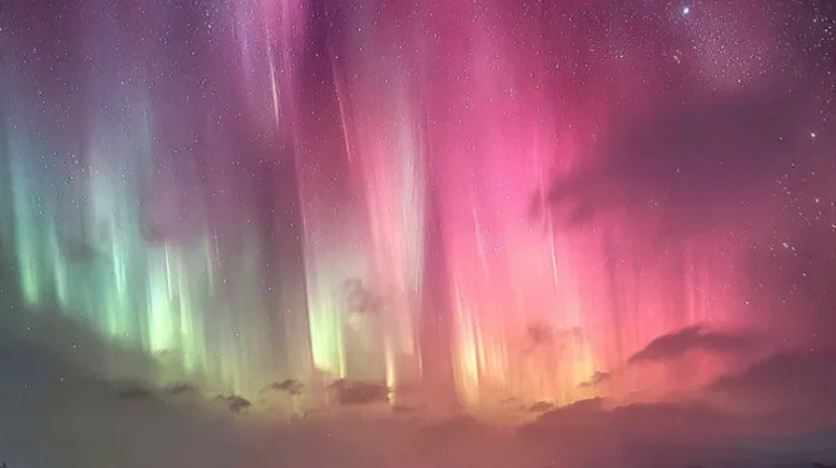 Aurora Australis Hiasi Langit Selatan, Fenomena Alam Langka Tarik Perhatian