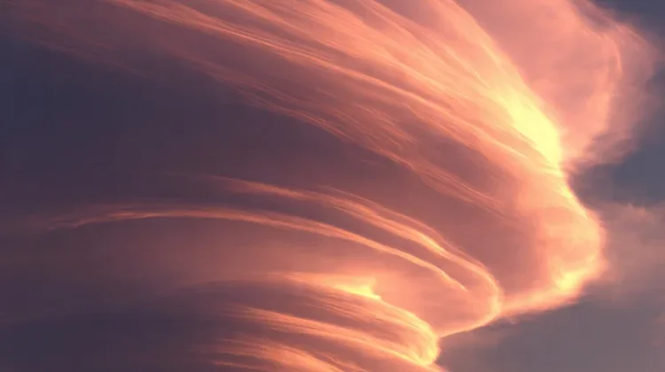 Awan Lentikularis Muncul, yang Biasa Dikira Benda Misterius di Langit