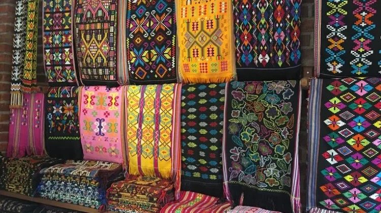 Tenun NTT Jadi Oleh-Oleh Bernilai Budaya