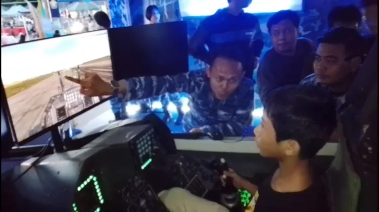 Sensasi Mengemudikan Pesawat di Stan Pameran Pangkalan Udara Haluoleo