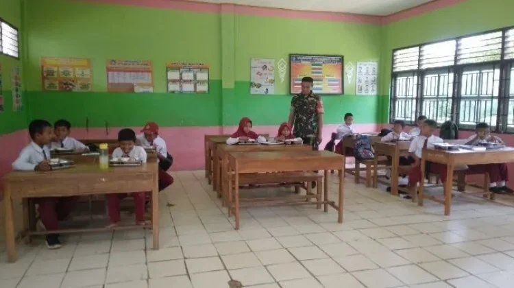 Babinsa Koramil Lainea Pantau Penyaluran MBG di Laeya