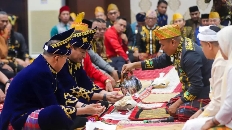 KASAU dan Gubernur Sultra Resmi Terima Gelar Kehormatan Adat Tolaki