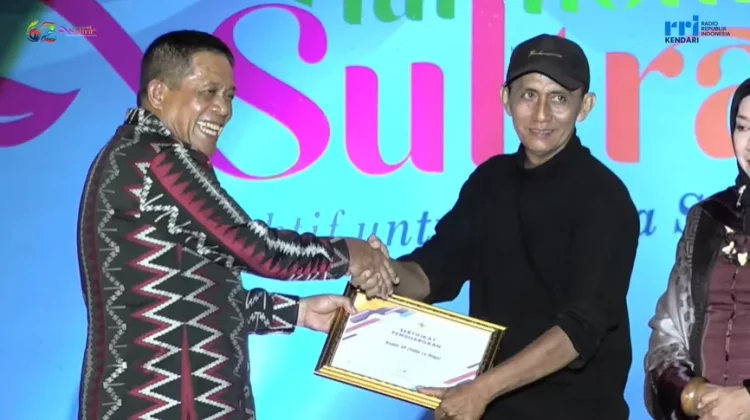 Sidin La Hoga Terima Penghargaan HUT ke-62 Sultra