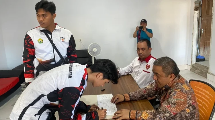 Sembilan Atlet PON Beladiri Sultra Terima Bonus