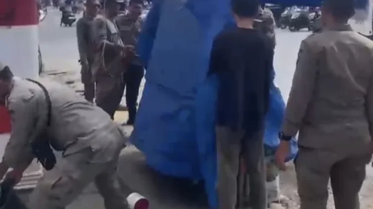Satpol PP Tertibkan Pedagang di Bahu Jalan