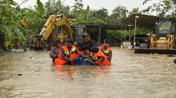 Brimob Polda Sultra Evakuasi Warga  Terdampak Banjir