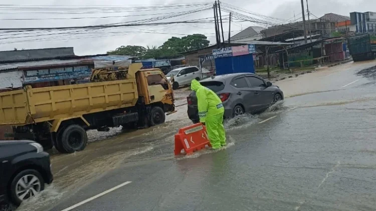 Ditlantas Polda Sultra  Alihkan Arus di Jalan Martandu akibat Banjir