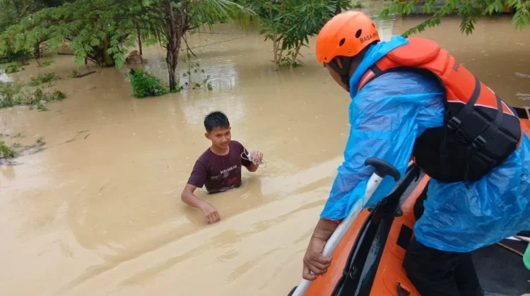 Banjir Kendari: Satu Balita Meninggal Dunia, Tim SAR Evakuasi Warga Selamat