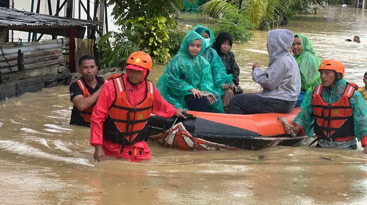 Tim SAR Evakuasi Korban Banjir Kota Kendari, Satu Meninggal