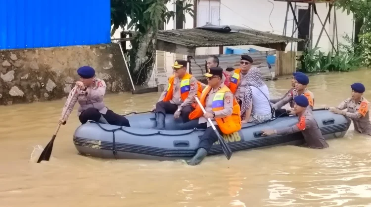 Wakapolda Sultra Tinjau Lokasi Banjir di Kali Wanggu Kendari