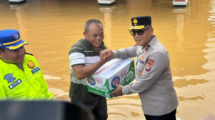Wakapolda Sultra Salurkan 200 Paket Bantuan Korban Banjir