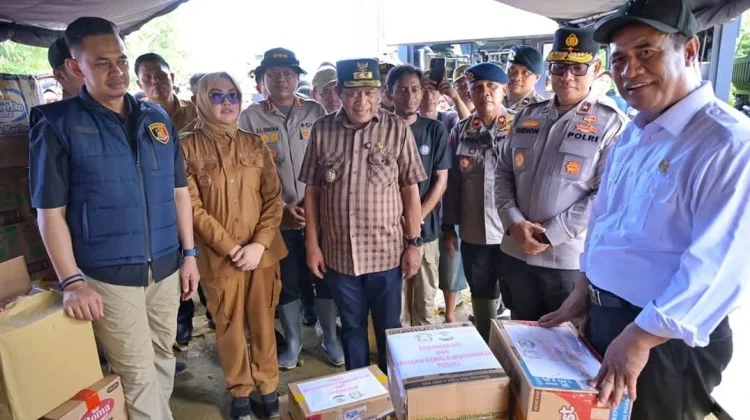 Mentan Amran Sulaiman dan Wali Kota Kendari Serahkan Bantuan Korban Banjir
